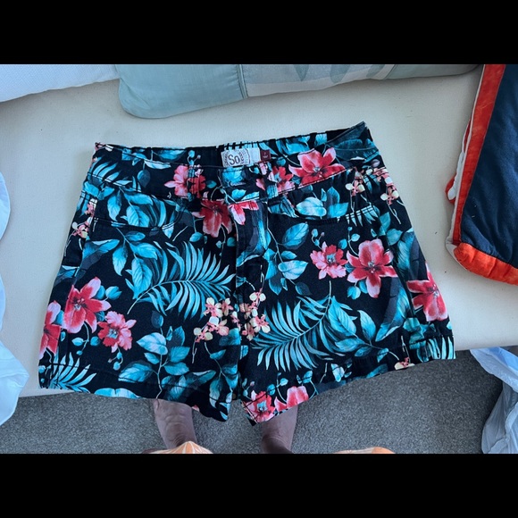 Shorts - Picture 1 of 3